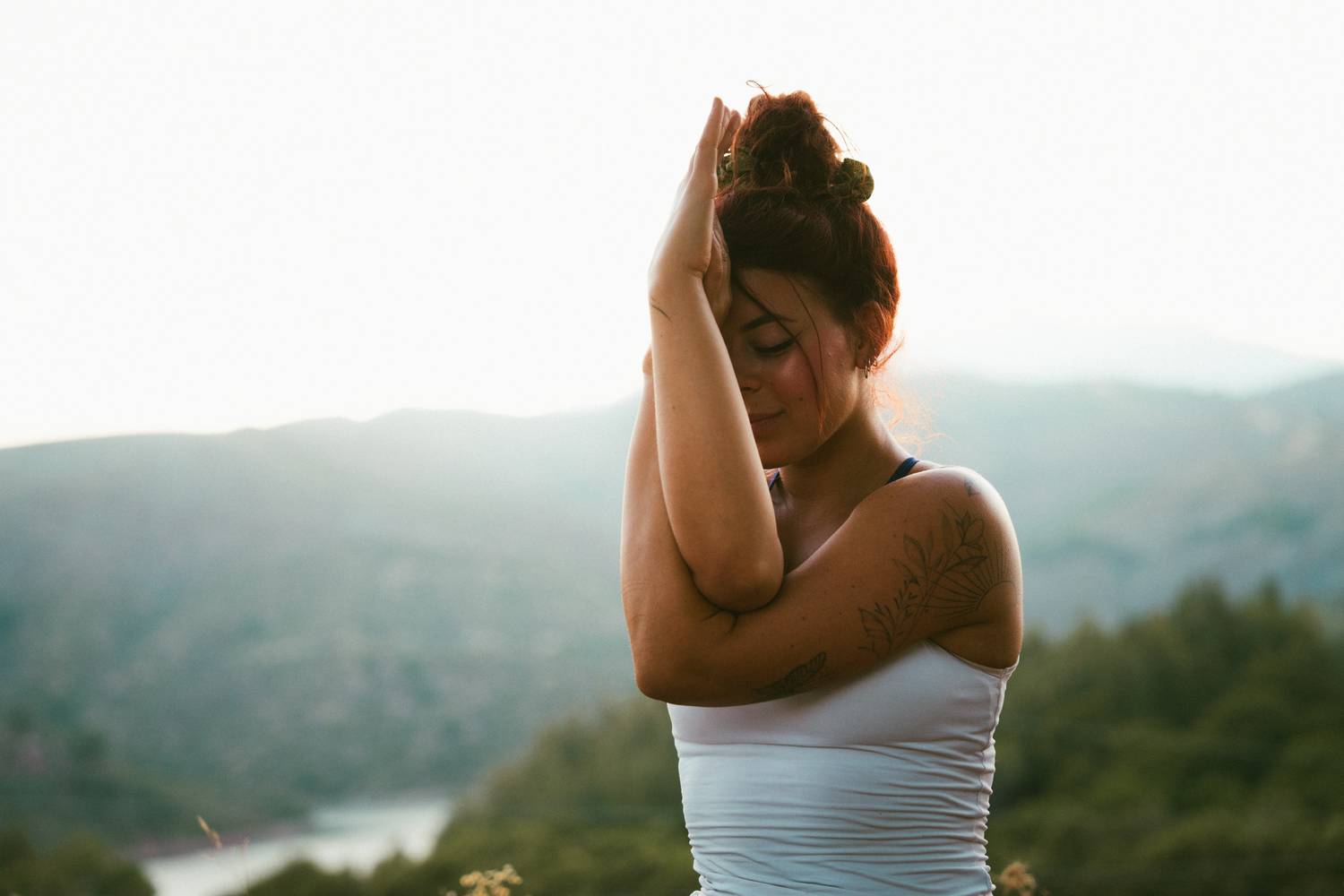 Rosa with eagle arms, eyes closed, above the reservoir